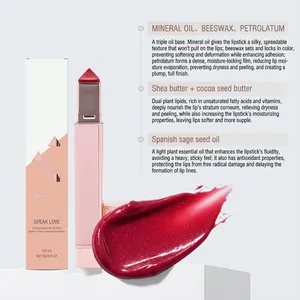 Primo piano del balsamo labbra lucido SPEAK LOVE in CEO 02 rosso bacca con ingredienti