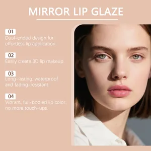 Detailweergave van mirror lipglaze op model met levendige roze kleur en 3D-finish.