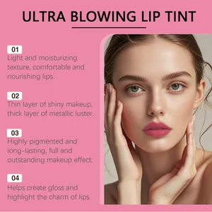 Vista dettagliata di una modella con tinta labbra rosa brillante e consistenza idratante