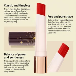 Nahaufnahme eines matten roten Lippenstifts mit eleganter Verpackung im Sternenmuster-Design