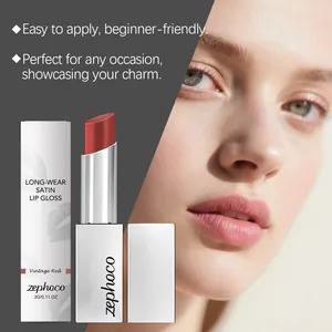 Hochauflösende Detailansicht von Zephoco Vintage Red Satin Lip Gloss mit Modellanwendungseffekt
