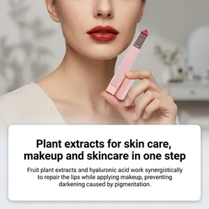 Primo piano di un balsamo labbra rosa rettangolare per un trucco idratante e luminoso