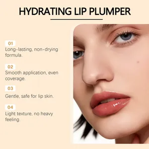 Dettaglio lip plumper idratante che mostra la finitura lucida rosso-arancio