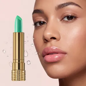 Lápiz labial verde hidratante que cambia de color con estuche dorado tachonado