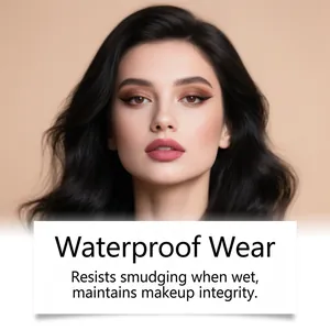 Detailaufnahme eines wasserfesten Lippenkonturenstifts in Nude-Rosa an einem Modell