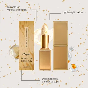 Primer plano del lápiz labial con escamas de oro y empaque de mármol dorado elegante.
