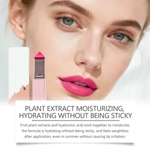 Primo piano di rossetto idratante rosa con estratti vegetali e dettagli texture.