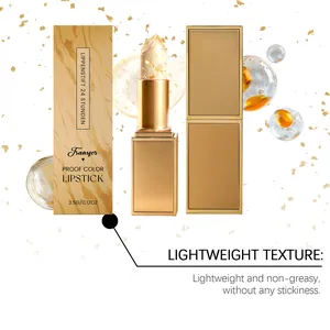 Detalle de lápiz labial hidratante de pan de oro con caja de mármol dorado de lujo.