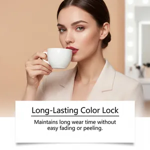 Detalle de una mujer con lápiz labial rojo mate bebiendo de una taza de porcelana blanca