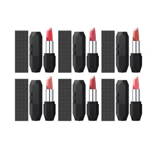 Sechs matte Lippenstifte in verschiedenen Nuancen in schwarzen, texturierten Hüllen