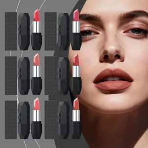 Professionelle Ansicht von matten Lippenstiften mit facettiertem schwarzen Gehäuse