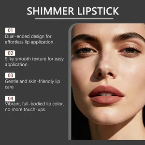 Nahaufnahme von schimmerndem Lippenstift auf Model mit Highlights auf Englisch.