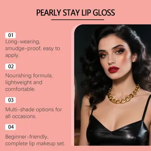 Brillo de labios Pearly Stay en modelo profesional con labios rojos y purpurina dorada