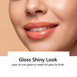 Primer plano de un acabado de brillo de labios coral para un efecto de labios de cristal