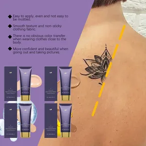 Dettaglio che mostra la crema per la copertura del corpo che copre un tatuaggio sulla pelle