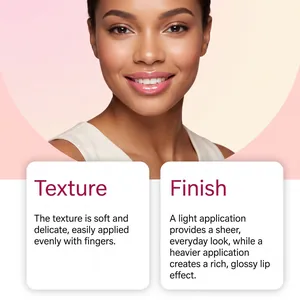 Schönes Model zeigt das schimmernde bis reichhaltig glänzende Finish eines Lipgloss.