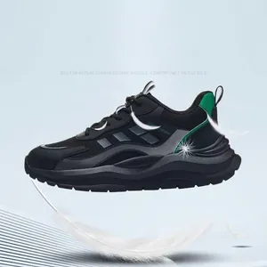Scarpa da lavoro leggera con intersuola in Kevlar antiperforazione e suola in PU.