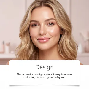 Modell zeigt feuchtigkeitsspendenden Lipgloss-Effekt mit Design-Info