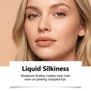 Nahaufnahme des matten, nude-orangefarbenen Lippenkonturenstifts mit seidiger Textur