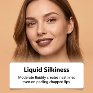 Nahaufnahme eines matten kakaofarbenen Lippenkonturenstifts bei einem lächelnden Modell