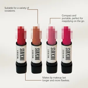 Detailweergave van vierkleurige matte lippenstiftset met een rijke fluwelen textuur