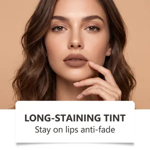 Professionelle Nahaufnahme von mattbrauner Lippenfarbe auf den Lippen für langen Halt