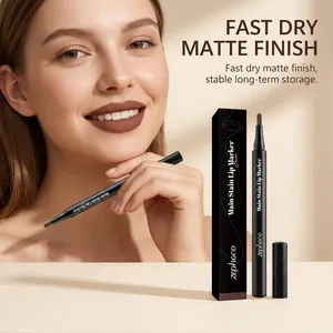 Professionelles Modell trägt Kakao-Matte-Lippenmarker mit Produktdetail-Verpackung auf