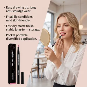 Professionelles Model trägt rosa matten Lippenstift von Zephoco mit einem Vintage-Handspiegel auf