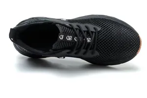 Vista superior detallada de zapatos de seguridad de malla negra con punta de acero