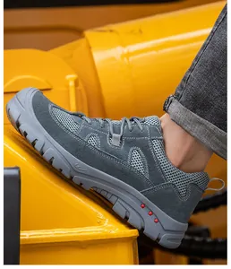 Primer plano de zapatos de seguridad grises transpirables con puntera de acero