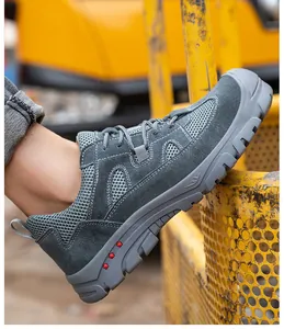 Vista lateral de zapatos de seguridad grises transpirables con puntera de acero