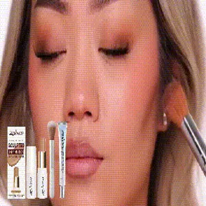 Primo piano di una modella asiatica che applica il set trucco Zephoco Sculpted per pelli scure