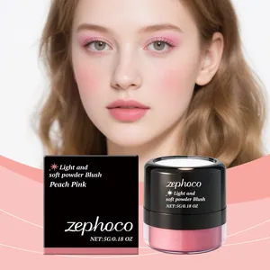 Vista dettagliata del fard Zephoco rosa pesca con trucco delicato della modella