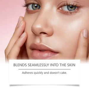 Μακροσκοπική άποψη υγρού highlighter που αναμειγνύεται στο δέρμα για μια λαμπερή όψη