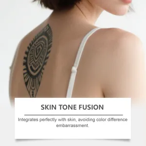 Detail van ademende tattoo concealer patch die versmelt met de huidskleur.
