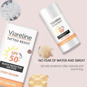 Λεπτομέρεια του Viareline SPF 50+ αντηλιακού στικ για προστασία τατουάζ στο νερό