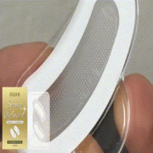 Detalle de los parches para ojos EELHOE con suero mostrando textura de hidrogel ligera y suave