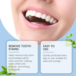 Gros plan de dents blanches montrant le blanchiment avec comprimés naturels à la menthe