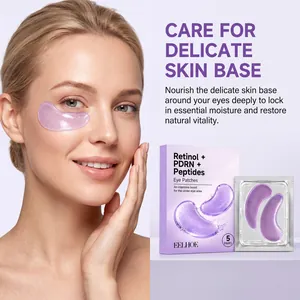 Kaukasisches Modell verwendet lila Retinol-Augenmasken zur Befeuchtung und Hautpflege
