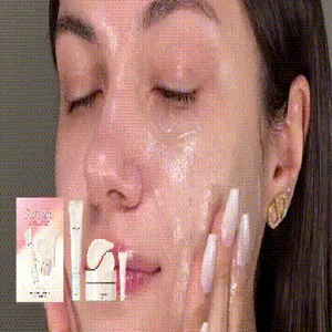Primer plano de una modelo aplicando crema del set de cuidado facial con pantalla de productos