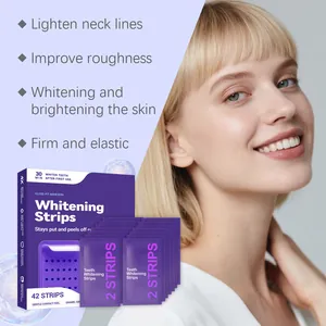 Gros plan de bandes de blanchiment des dents violettes avec un modèle souriant aux dents blanches