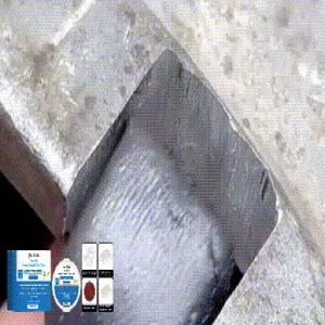 Vue macro détaillée de la colle de réparation polyvalente JUE FISH AB remplissant une fissure