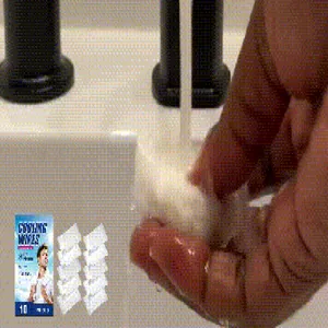 Détail d'une lingette rafraîchissante rincée sous l'eau pour un usage sportif