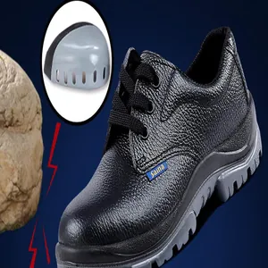 Dettaglio scarpa antinfortunistica nera con punta in acciaio per protezione urti