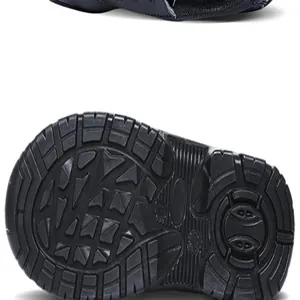 Dettaglio ad alta definizione della suola in gomma antiscivolo per scarpe antinfortunistiche