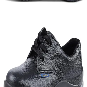 Vista dettagliata di scarpe antinfortunistiche basse nere con punta in acciaio per cantiere