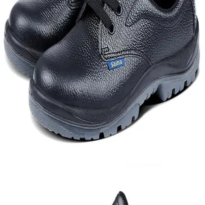 Dettaglio di scarpe antinfortunistiche in pelle nera durevole con punta in acciaio robusta