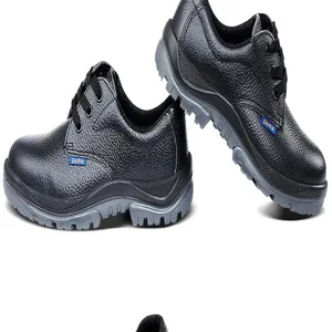 Vista dettagliata delle scarpe antinfortunistiche nere con punta in acciaio e suola antiscivolo.