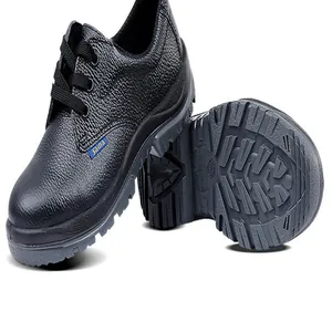 Dettaglio di scarpe antinfortunistiche in pelle nera con tomaia strutturata