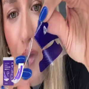 Vue détaillée de l'application de bandes de blanchiment des dents violettes éclatant